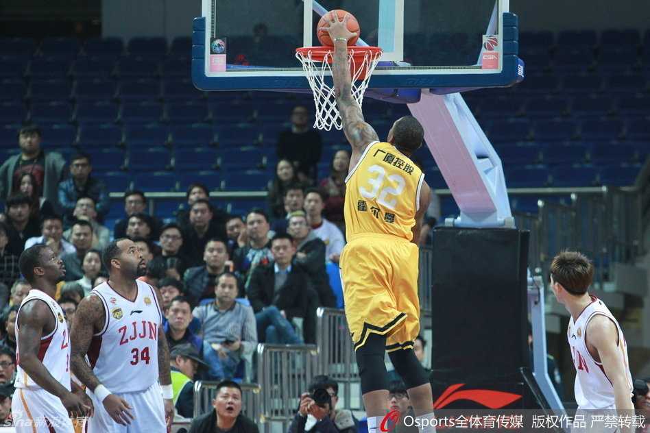 巴蒂斯塔力劈华山,林志杰奋不顾身,那些年CBA的热血瞬间 卡姆拉尼面对防守送出精妙击地传球,撕破对手防线