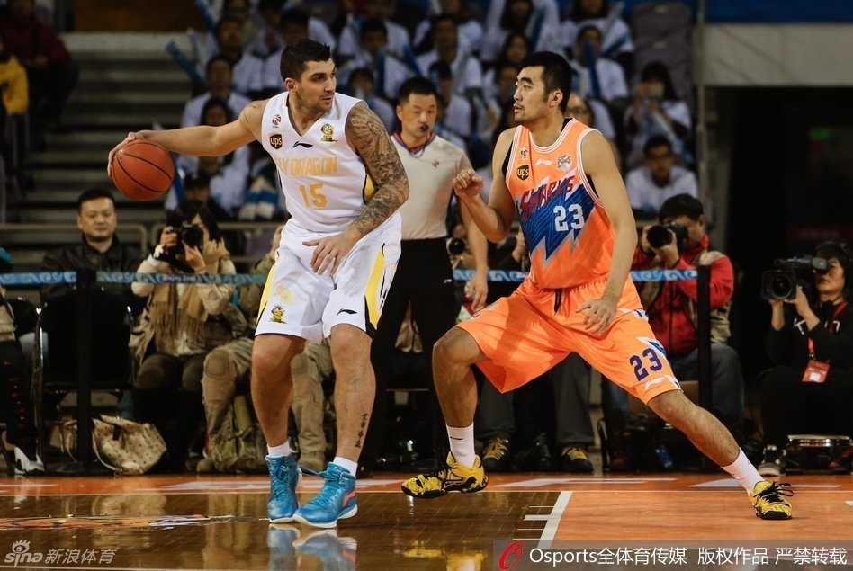 巴蒂斯塔在禁区内顶住防守，利用强壮的身体强行挤出空间，在张兆旭的头顶完成了一次势在必力的上篮得分。