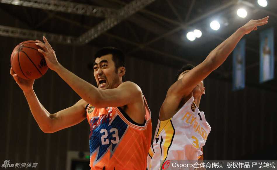 崔晋铭如利刃般强行突破防线，面对防守悍然起身上篮，霸气十足地完成这次进攻。