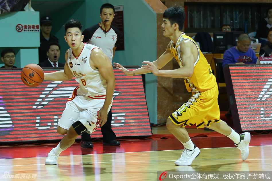 巴蒂斯塔背打与丁彦雨航突破,回首CBA二〇一六群英谱 科尔突破如闪电劈开防守,他低身运球杀入重围,用速度诠释了何为CBA的进攻利刃。