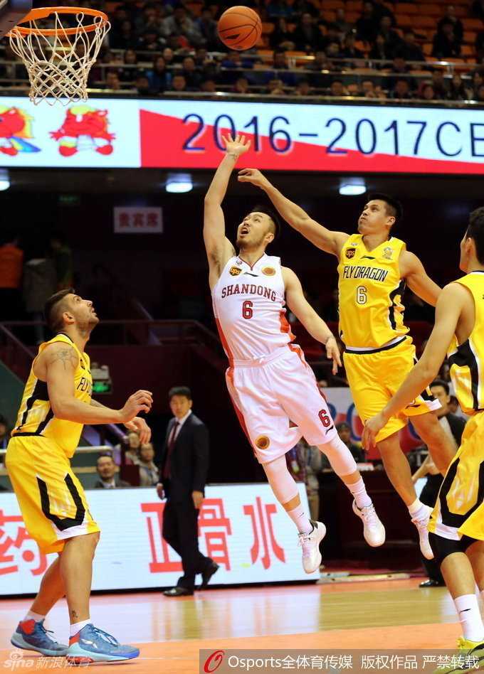 巴蒂斯塔背打与丁彦雨航突破,回首CBA二〇一六群英谱 四川队核心哈达迪背身持球,巨大的身躯如同高塔一般,他在等待队友跑位后送出精妙传球。