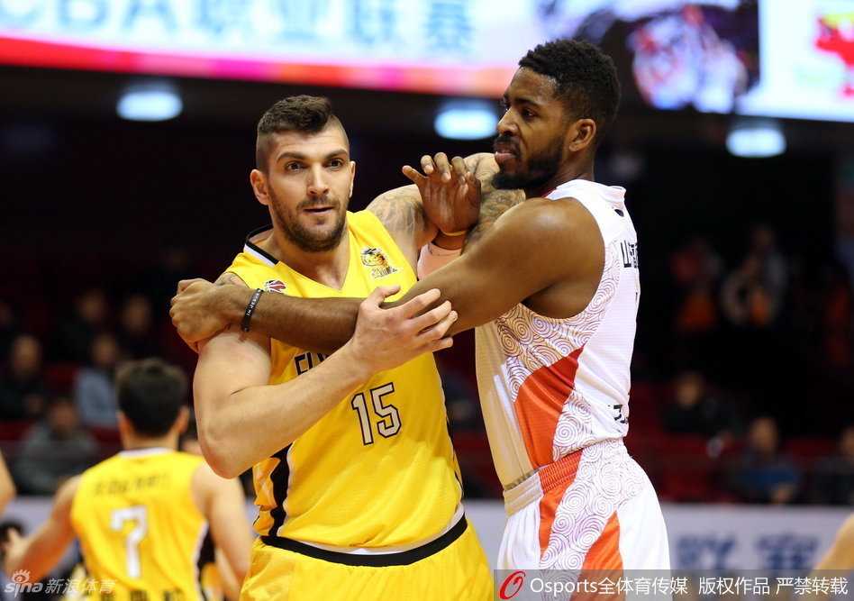 巴蒂斯塔背打与丁彦雨航突破,回首CBA二〇一六群英谱 贾森·汤普森在山东内线稳稳接球,面对包夹他目光如炬,准备用力量捍卫禁区。