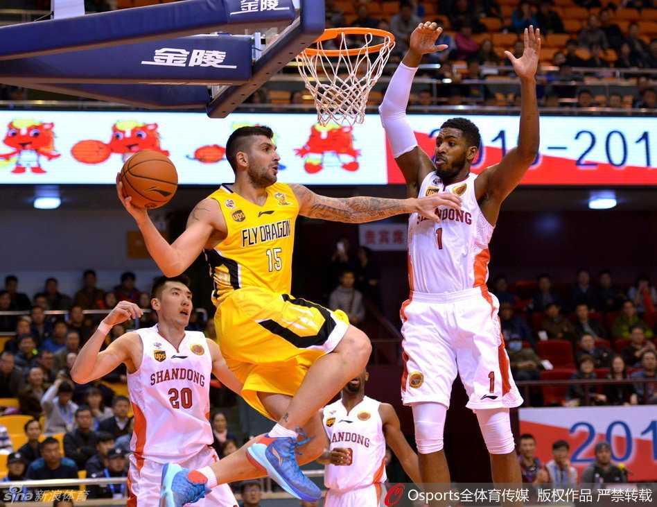 巴蒂斯塔蝎子摆尾与哈德森火热手感 大韩内线霸主地位无人撼动 巴蒂斯塔在防守球员面前使出令人瞠目结舌的蝎子摆尾式上篮,动作幅度之大仿佛在跳一支优雅的芭蕾,完全戏耍了防守者。