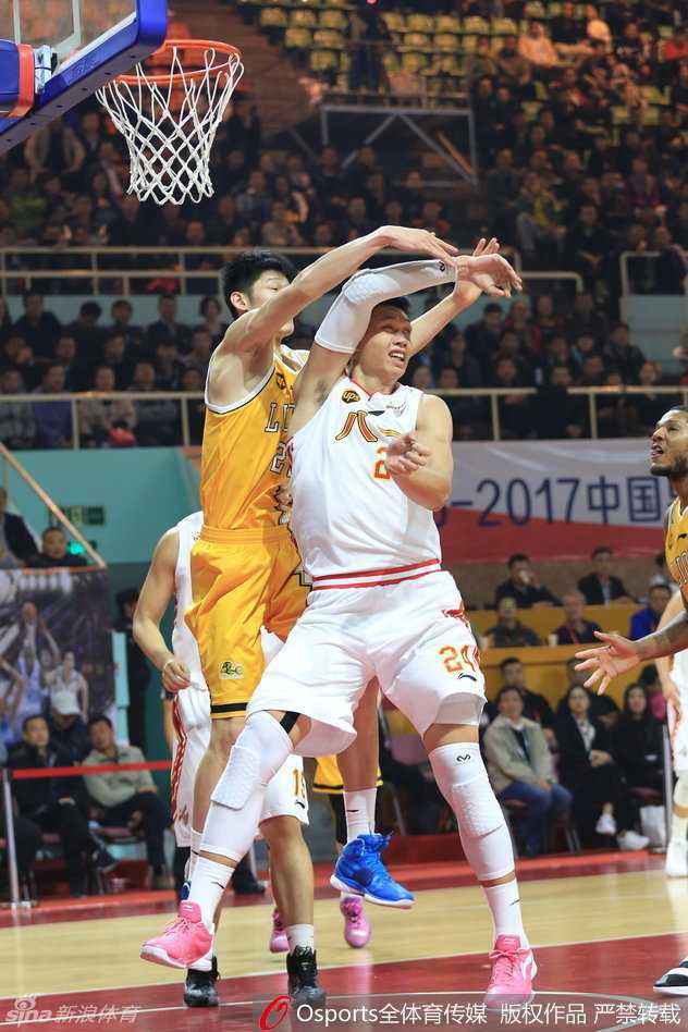 巴蒂斯塔蝎子摆尾与哈德森火热手感 大韩内线霸主地位无人撼动 辽宁队核心韩德君在篮下卡位,眼神坚定地对着外线持球队友大喊,那无声的呐喊仿佛穿透了图片:把球给我,我来搞定这一切!