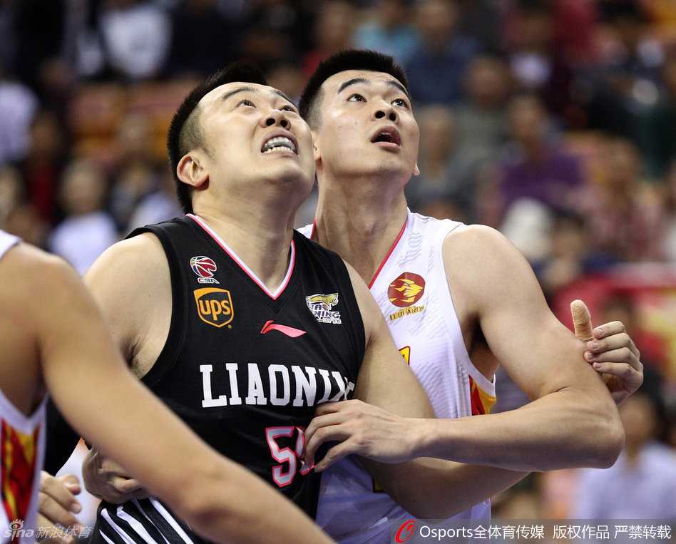 巴蒂斯塔蝎子摆尾与哈德森火热手感 大韩内线霸主地位无人撼动 福建队替补席全员神态放松,有的托腮微笑,有的侧身交谈,仿佛场上的激烈争夺与他们无关,正享受着一场轻松的午后篮球派对。