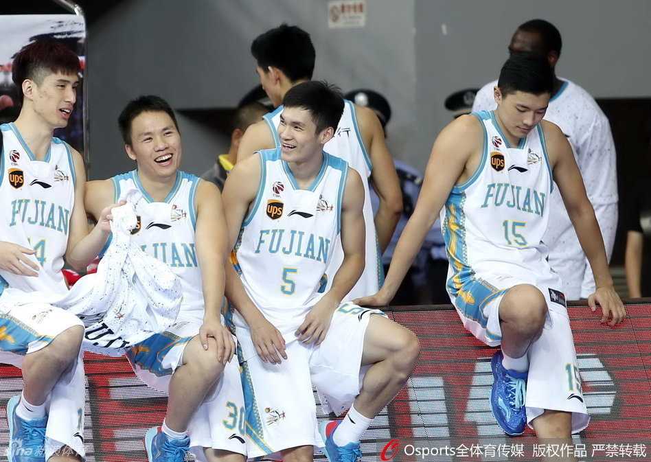 巴蒂斯塔蝎子摆尾与哈德森火热手感 大韩内线霸主地位无人撼动 哈德森在命中一记超远三分后,自己都忍不住低头看着双手,脸上写满了难以置信的表情,仿佛在纳闷:我今天这手感怎么火成这样,真是见了鬼了。