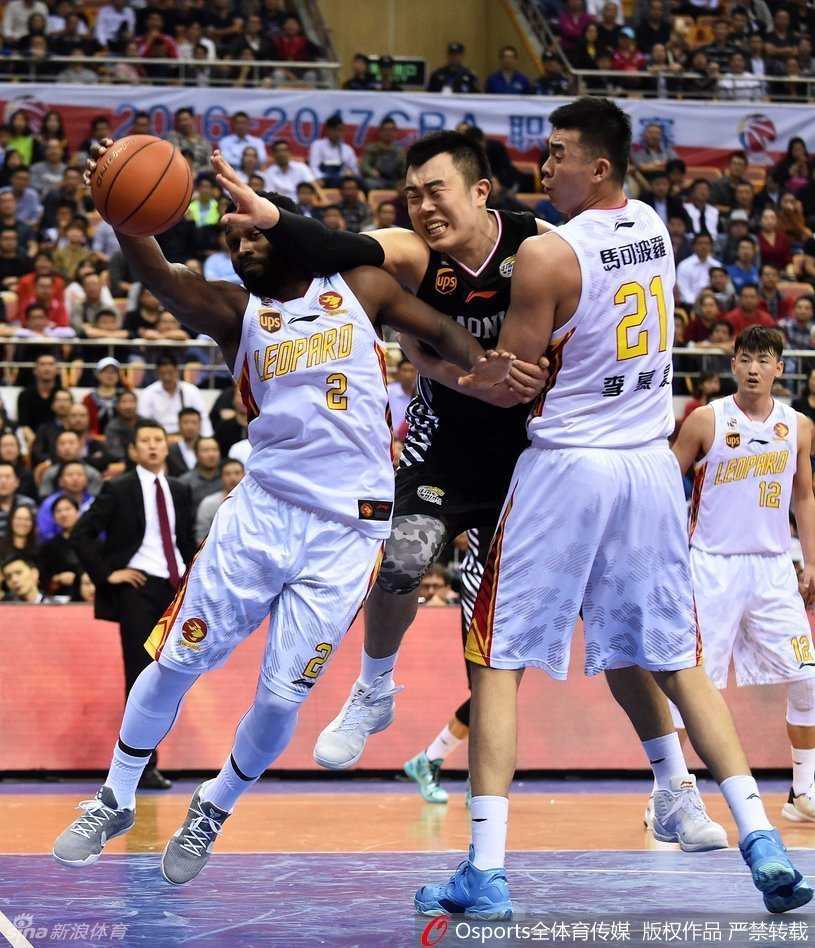 巴蒂斯塔蝎子摆尾与哈德森火热手感 大韩内线霸主地位无人撼动 韩德君在完成一次势大力沉的灌篮后,紧紧将球抱在怀中,脸上带着不容侵犯的威严,仿佛在向全世界宣告:到了我的地盘,这球就是我的,谁来也不好使。