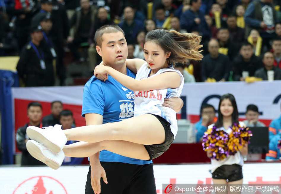 巴蜀侠女燃爆CBA赛场 四川啦啦队携民族风演绎别样篮球热 身穿红色民族风服饰的啦啦队队员在赛场中央扭动身子,舞姿灵动中带着一丝俏皮,仿佛在向观众说‘放开那个妹子!’,用活力抢占镜头