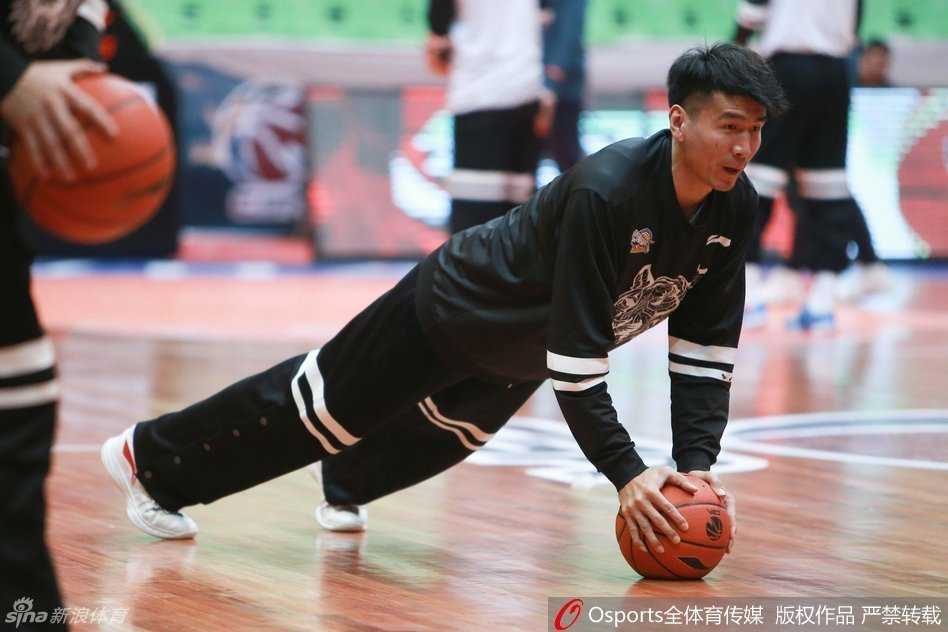 巴蜀热浪中的老友记:孟达王磊赛前叙旧,川疆大战一触即发 伊朗中锋哈达迪在篮下进行着轻松的勾手练习。他的动作看似漫不经心,但每一次拨球都带着柔和的手感。作为四川队的内线支柱,他的篮板和策应将是球队抗衡新疆豪华内线的关键武器。