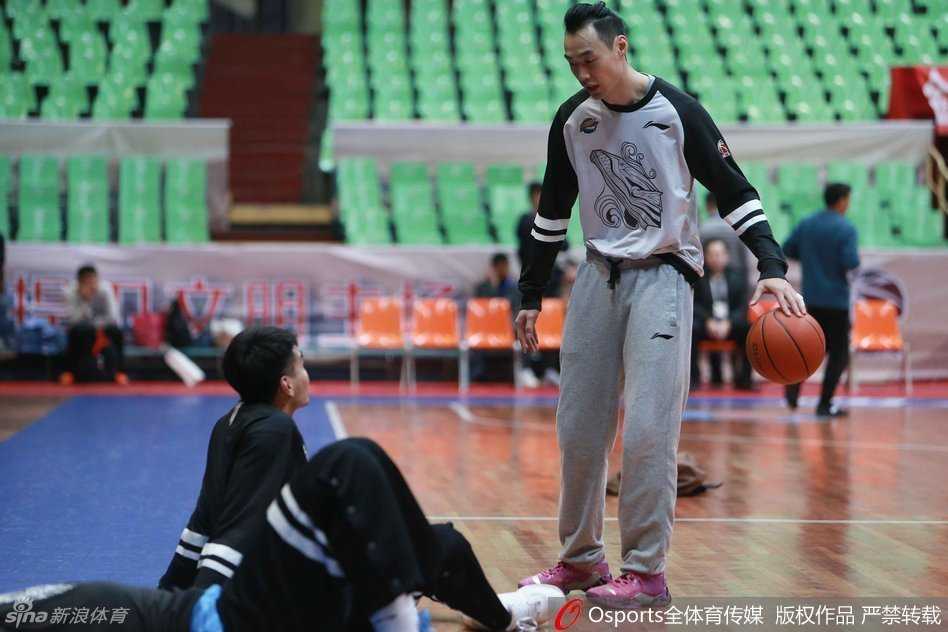 巴蜀热浪中的老友记:孟达王磊赛前叙旧,川疆大战一触即发 比赛行将开始,现场奏响国歌。张春军神情肃穆,右手放于胸前。这位在季后赛中屡建奇功的“蓝领”悍将,即将在这场硬仗中再次用他不知疲倦的防守和精准的切入,为四川队的起飞注入最坚实的本土力量。