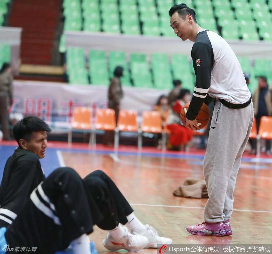 巴蜀热浪中的老友记:孟达王磊赛前叙旧,川疆大战一触即发 四川队主帅杨学增双手插兜,一脸从容地注视着场内。在这位以“跑轰”战术著称的教头指挥下,四川队虽然被对手疯狂追分,但他依然保持着沉稳的气度,仿佛一切尽在掌握。他的运筹帷幄,正是这支青年军能够一黑到底的定海神针。