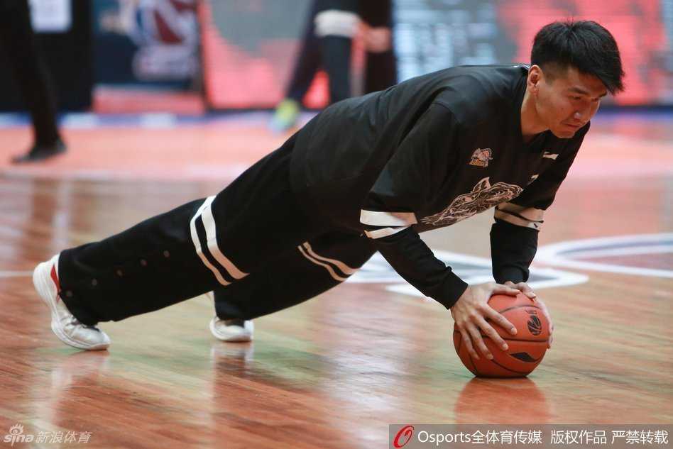 巴蜀热浪中的老友记:孟达王磊赛前叙旧,川疆大战一触即发 球馆的另一侧,孟达正进行着赛前的最后拉伸。他眼神专注而坚定,舒展的身体线条仿佛一张拉满的弓。就在几个小时前,他刚刚与王磊谈笑风生,而此刻,这位川军的老将已经将全部的注意力聚焦在即将到来的恶战上,准备在三分线外张弓搭箭。