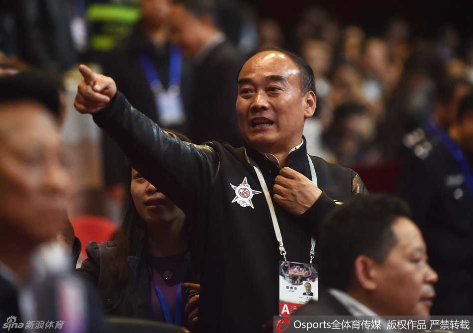 巴蜀篮球圆梦时刻 金强泪光中的至尊荣耀 在全场山呼海啸般的欢呼声中,高大的伊朗中锋哈达迪俯身低头,虔诚地亲吻着球场中圈的地板。这个动作充满仪式感,仿佛在用最谦卑的姿态,感谢这片土地带给他的荣耀,旁边是同样激动不已的队友哈里斯的背影。