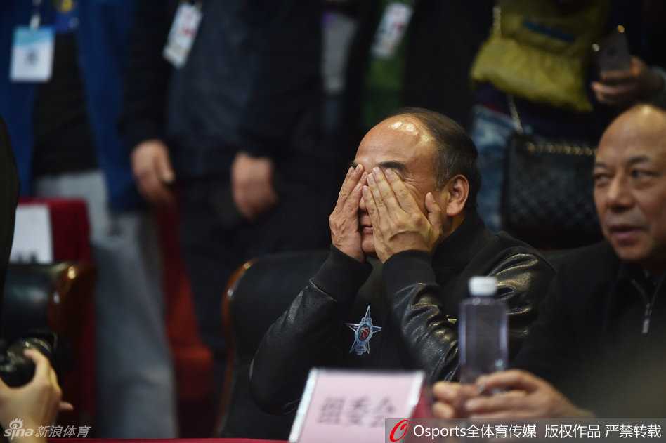 巴蜀篮球圆梦时刻 金强泪光中的至尊荣耀 身穿白色西装的俱乐部投资人周仕强,在夺冠瞬间无法抑制激动的泪水。他用手捂住脸庞,任凭幸福的泪水从指缝间滑落,身旁的友人伸手搀扶,试图安抚这位三年磨一剑终圆冠军梦的篮球追梦人。