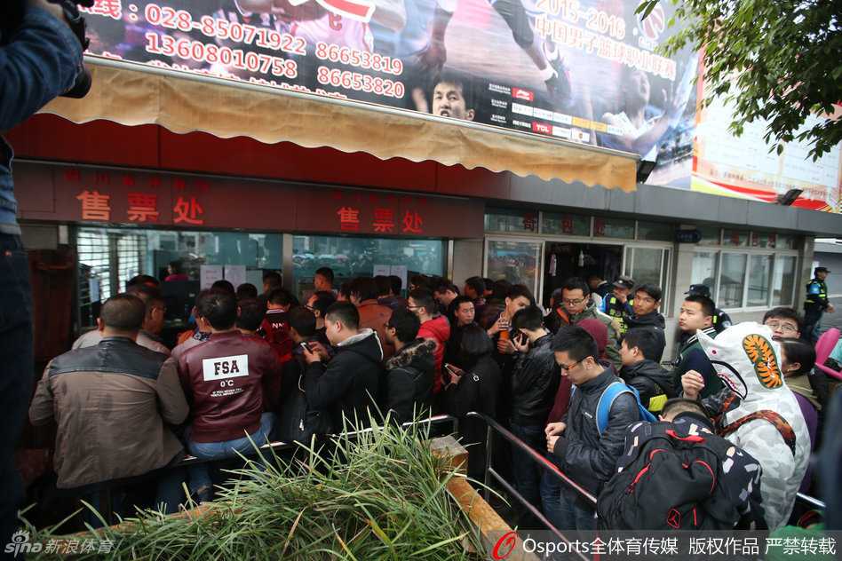 巴蜀篮球火!四川金强首进总决赛 成都球市梦回“全兴时代” 画面中可见购票长龙一眼望不到头,球迷们自备的各种小板凳和瑜伽垫在队伍旁一字排开,大家一边聊天一边耐心等待着清晨的开票时刻。