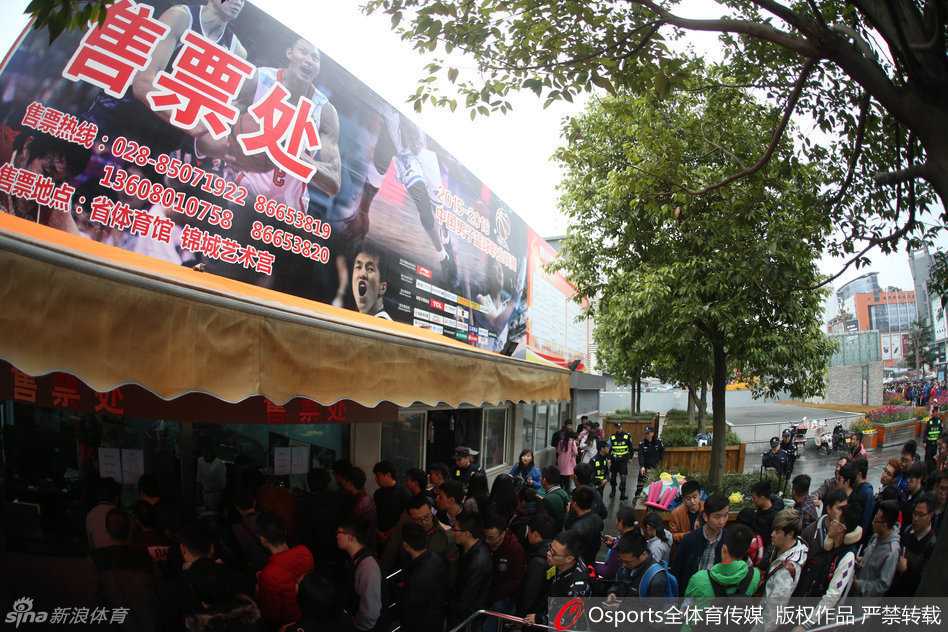 巴蜀篮球火!四川金强首进总决赛 成都球市梦回“全兴时代” 几位年轻女球迷在买到心仪的球票后,难掩激动之情,对着镜头比出胜利的手势,她们的笑脸和手中的球票一样灿烂夺目。