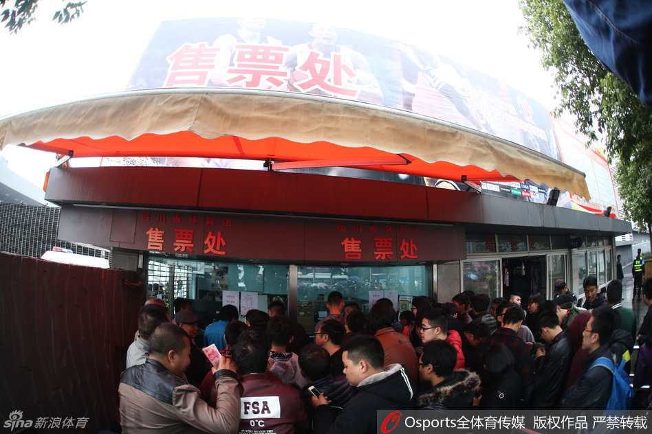 巴蜀篮球火!四川金强首进总决赛 成都球市梦回“全兴时代” 售票人员正在紧张忙碌地进行售票工作,窗口外是无数双急切而渴望的眼睛,每一张递进来的钞票都代表着一份对四川篮球的坚定支持。