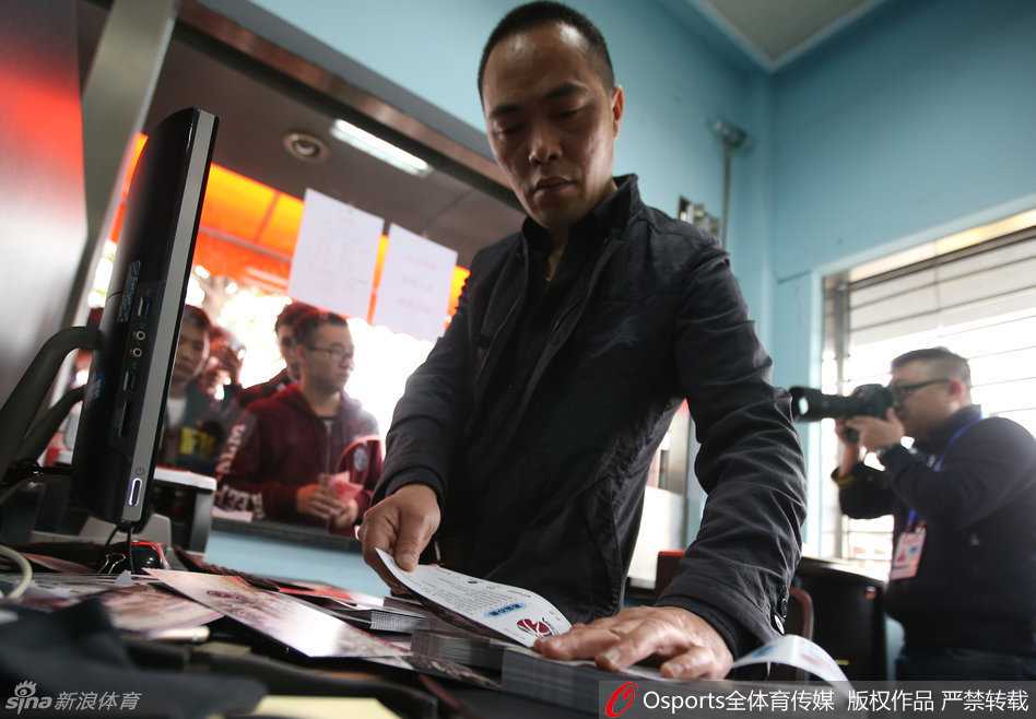 巴蜀篮球火!四川金强首进总决赛 成都球市梦回“全兴时代” 虽然雨水打湿了衣衫,但浇不灭球迷心中的热火,队伍中不少球迷撑伞等待的背影,透露出一种守护与陪伴的坚定力量。