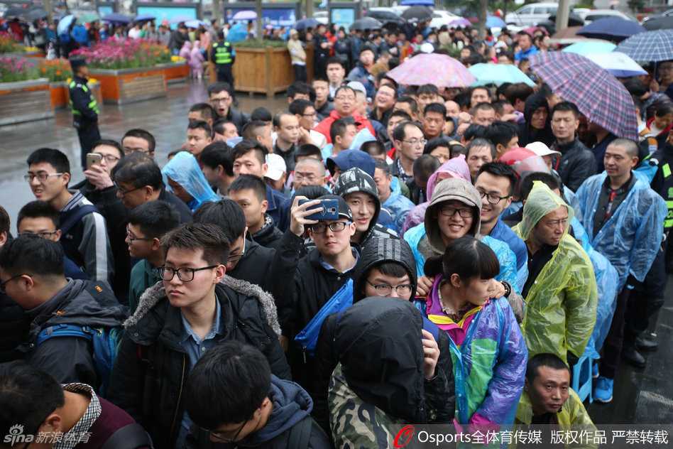 巴蜀篮球火!四川金强首进总决赛 成都球市梦回“全兴时代” 售票窗口前人头攒动,一位刚抢到球票的球迷兴奋地将手中的红色票根高高举起,脸上洋溢着满足而灿烂的笑容,仿佛握住了通往总决赛巅峰之战的珍贵入场券。