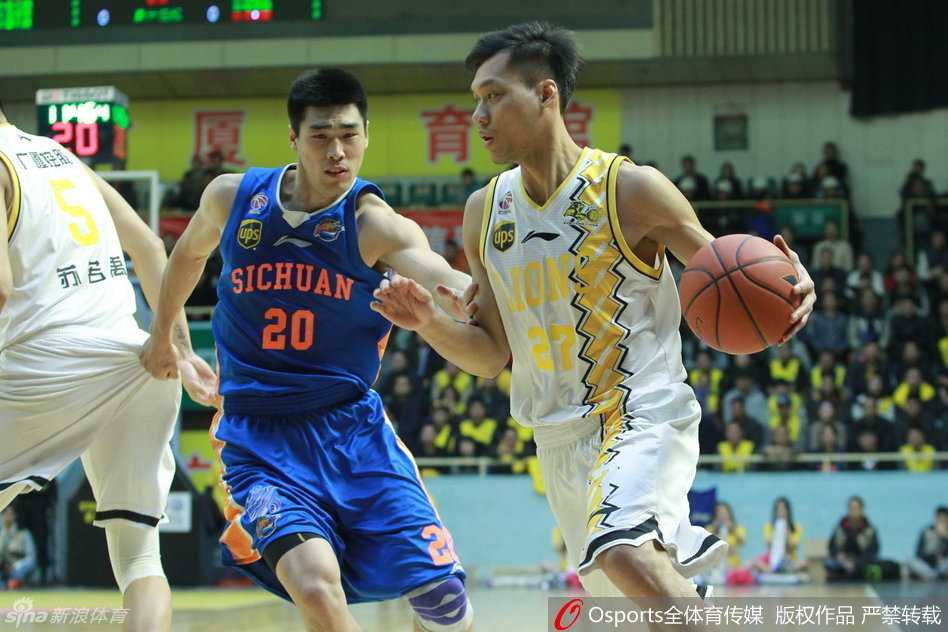 巴蜀铁骑踏破广厦,季后赛首战演惊天狂潮 林志杰持球强行突破,眼前是四川外援邓特蒙与巨塔哈达迪组成的铜墙铁壁,广厦核心此役深陷重围。