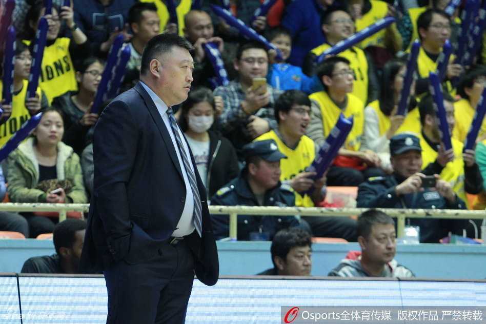 巴蜀铁骑踏破广厦,季后赛首战演惊天狂潮 四川队贾诚不幸受伤倒地,队友们迅速围拢,眼神中充满关切与担忧,场边气氛骤然紧张。