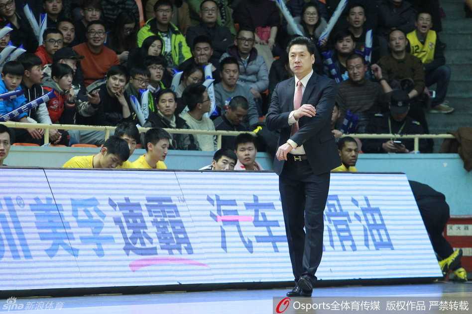 巴蜀铁骑踏破广厦,季后赛首战演惊天狂潮 四川外援帕戈腾空而起,上演暴力扣篮,这记雷霆万钧的进球彻底点燃了四川队的替补席。