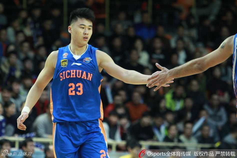 巴蜀铁骑踏破广厦,季后赛首战演惊天狂潮 广厦外援霍尔曼特写,这位内线悍将在场上奋力拼抢,即便面对惨败也未放弃对每一个球的争夺。