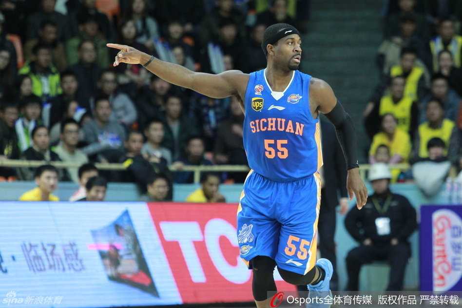 巴蜀铁骑踏破广厦,季后赛首战演惊天狂潮 四川男篮主帅杨学增场边运筹帷幄,神情笃定,他麾下的三外援军团已将客场变为屠宰场。