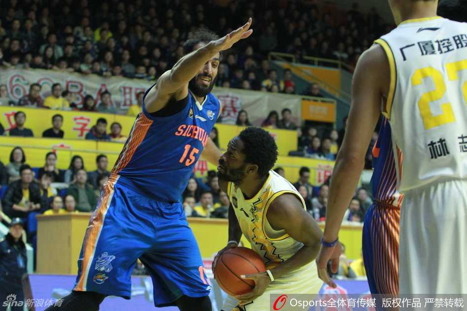 巴蜀铁骑踏破广厦,季后赛首战演惊天狂潮 广厦男篮主帅李春江场边神色严峻,目睹球队防线被四川队如潮水般的进攻彻底冲垮。