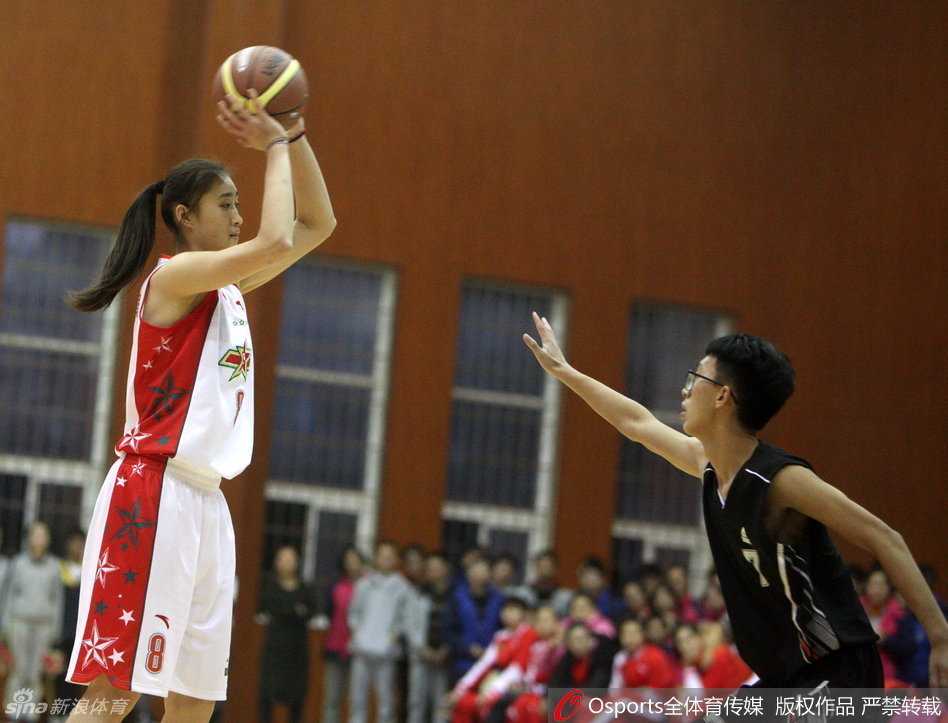 巾帼对决少年军:八一女篮进校园上演温情“性别大战” 比赛结束后,同学们将心中的英雄刘玉栋团团围住,争相合影留念,记录下这珍贵的瞬间