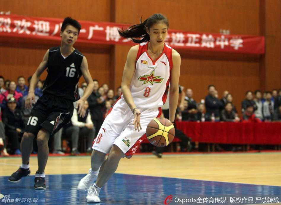 巾帼对决少年军:八一女篮进校园上演温情“性别大战” 在人群中,陈楠露出了亲切的笑容,耐心地满足着身边每一位同学想签名合影的小愿望