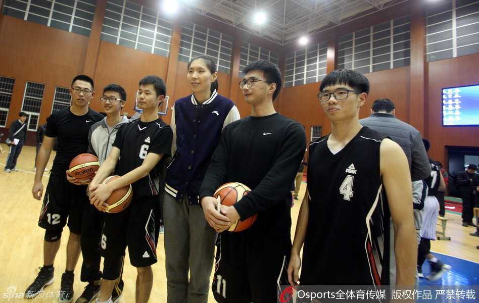 巾帼对决少年军:八一女篮进校园上演温情“性别大战” 八一队员正欲运球突破,防守的男生脚步扎实,眼神专注,这一刻性别无关胜负,只有对篮球的尊重