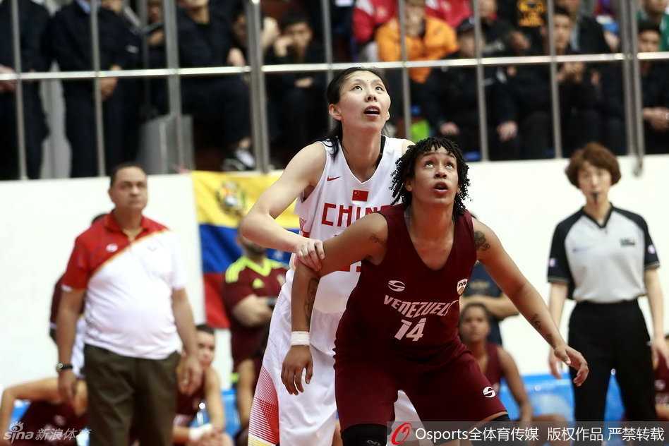 老将陈楠在赛前热身中神情专注，目光如炬，举手投足间尽显球队定海神针的风采。