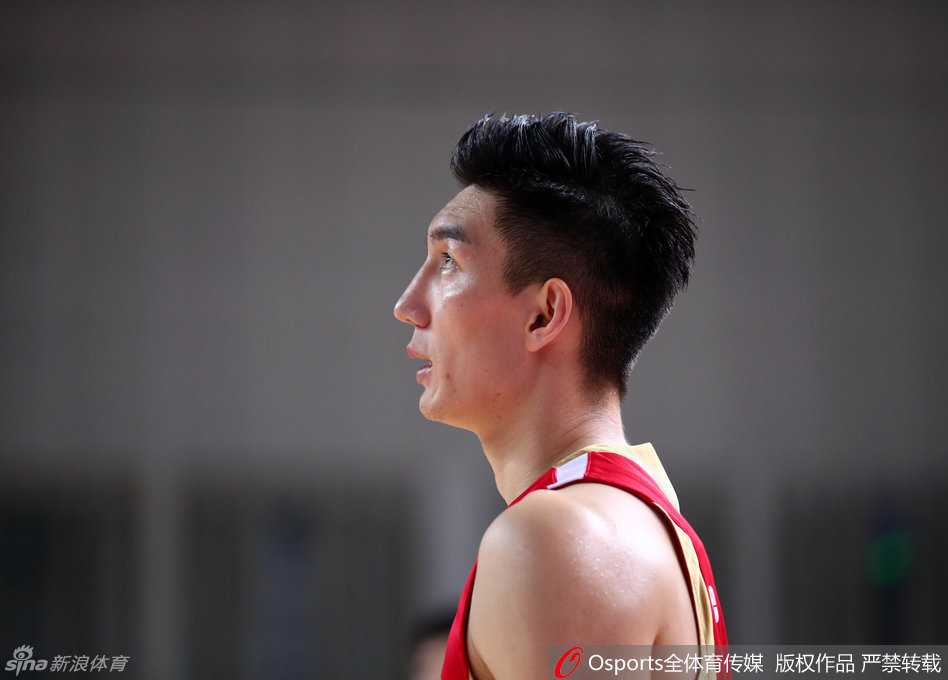 布拉切率新疆加时苦战晋级 亚冠杯四强展现飞虎血性 可兰白克与李根心情不错,两人在替补席并肩而坐,神态轻松地交流着场上的局势,眼神中充满了对彼此的信任