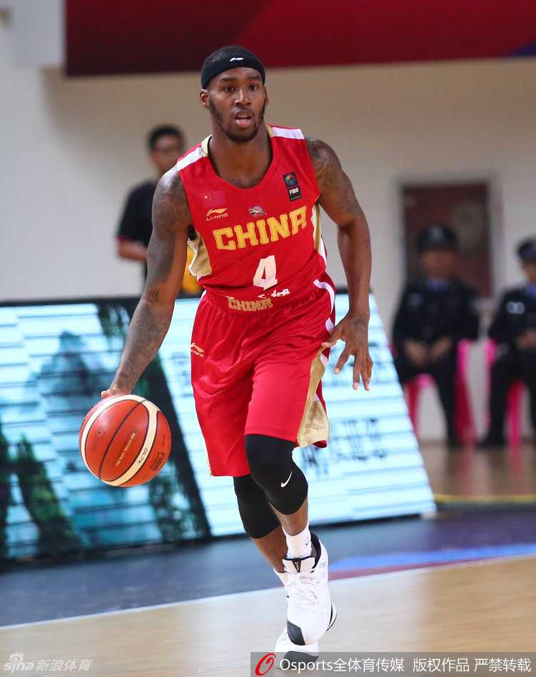 布拉切率新疆加时苦战晋级 亚冠杯四强展现飞虎血性 俞长栋上篮瞬间,他高高跃起,在空中舒展身体,面对补防轻巧挑篮得分,为球队吹响了反攻的号角