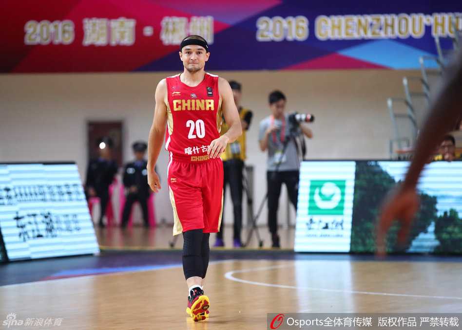 布拉切率新疆加时苦战晋级 亚冠杯四强展现飞虎血性 亚当斯运球推进,他像一台精密的发动机,面对包夹依然从容,眼神犀利地观察着队友的跑位