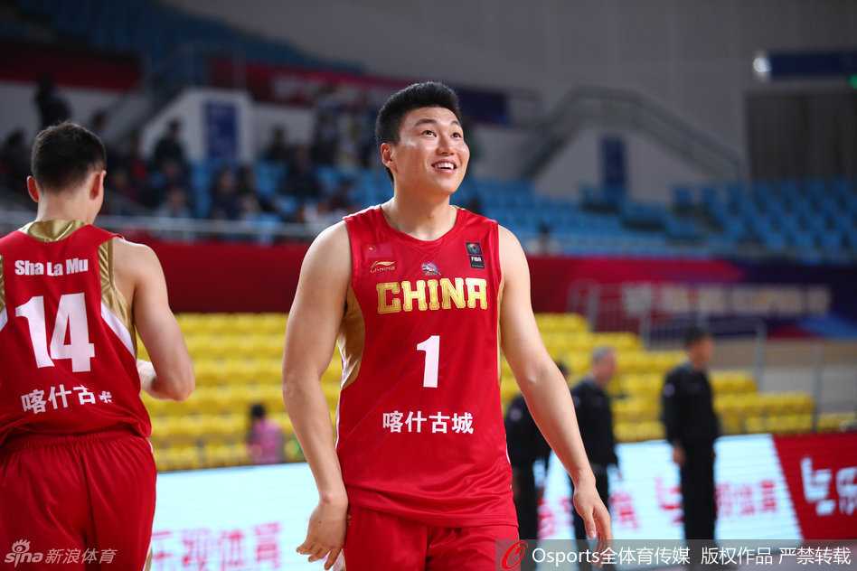 布拉切率新疆加时苦战晋级 亚冠杯四强展现飞虎血性 李秋平场下指导,他神情专注地呼喊着球员名字,手指战术板,示意全队加强防守轮转和保护篮板