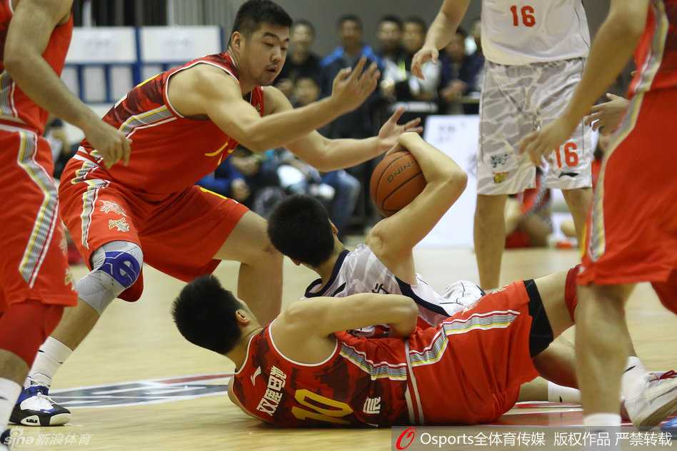 布泽尔慢热启航,陈江华夹缝求生,王治郅招牌跳投照亮彬县夜空 王治郅在低位背身单打,他虚晃一枪后顺势转身,用那招牌式的柔和手感高高跃起跳投,整个动作如同行云流水,定格了岁月也带不走的技术精华。