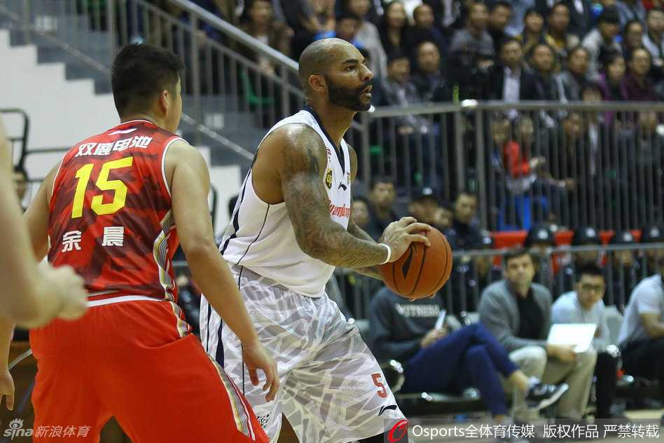 布泽尔慢热启航,陈江华夹缝求生,王治郅招牌跳投照亮彬县夜空 身披广东队战袍的布泽尔在罚球线附近略显谨慎地持球,眼神中透露出对新联赛的观察与试探,仿佛在丈量着CBA赛场的每一寸地板。