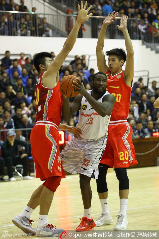 布泽尔慢热启航,陈江华夹缝求生,王治郅招牌跳投照亮彬县夜空 八一队主帅阿的江在场边神情凝重地指挥战斗,他标志性的帽子下是一双洞察秋毫的眼睛,仿佛在运筹帷幄,调度着这支年轻军团的每一次攻防。