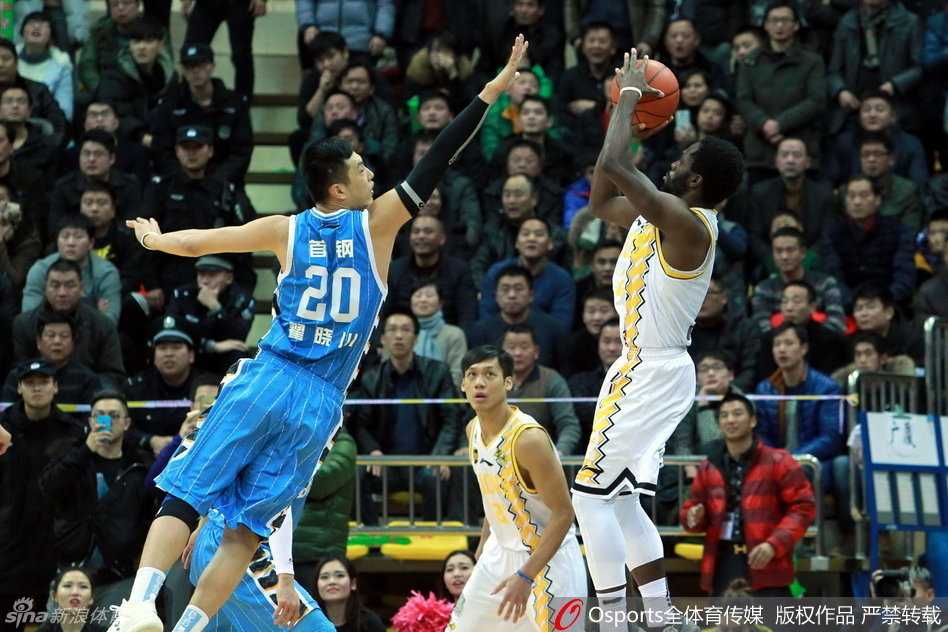 帕戈压哨绝杀引爆激情 京浙大战肉搏记 霍尔曼在篮下展现自信的单打能力,他用力倚靠着防守球员,眼神坚定,准备用标志性的转身跳投为球队续上火力。