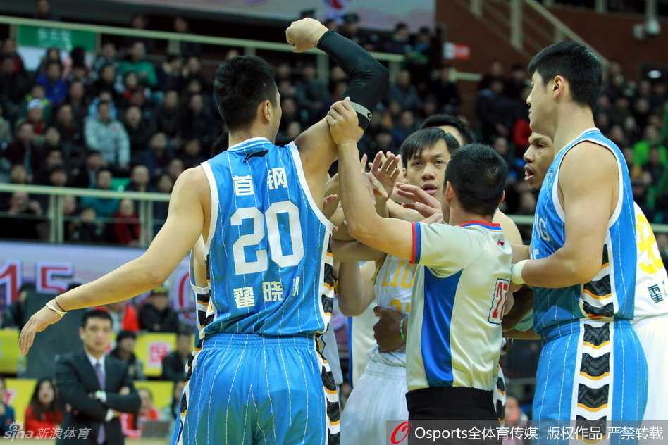 帕戈压哨绝杀引爆激情 京浙大战肉搏记 老马持球面对防守,眼神坚毅,在队友的掩护下干拔跳投,篮球离开指尖的瞬间,背景是广厦主场密集的观众席。