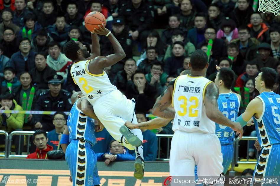 帕戈压哨绝杀引爆激情 京浙大战肉搏记 北京队球员翟晓川在拼抢中倒地,他双手撑地,眼神中充满了不甘和对胜利的渴望,身旁是同样在激烈对抗的吉喆。