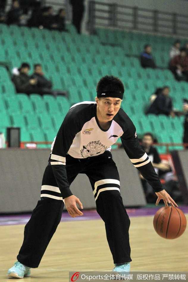 带伤复出拼劲十足 郭艾伦贴创可贴书写硬汉篇章 近距离特写,可以清晰地看到郭艾伦脸上的创可贴和专注的面部表情,背景虚化效果突出了这位球场硬汉的形象。