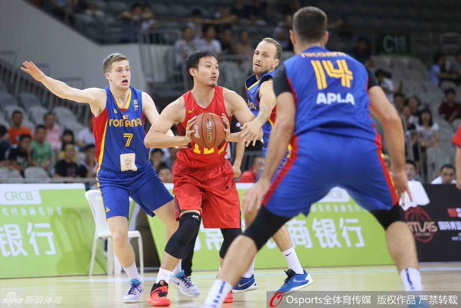 常熟中欧对抗赛激战正酣,国奥青年军胡金秋方硕领衔刮起青春风暴 胡金秋在篮下凭借灵活的脚步卡住身位,背身单打对手,强壮的身体对抗展现了他扎实的内线技术。