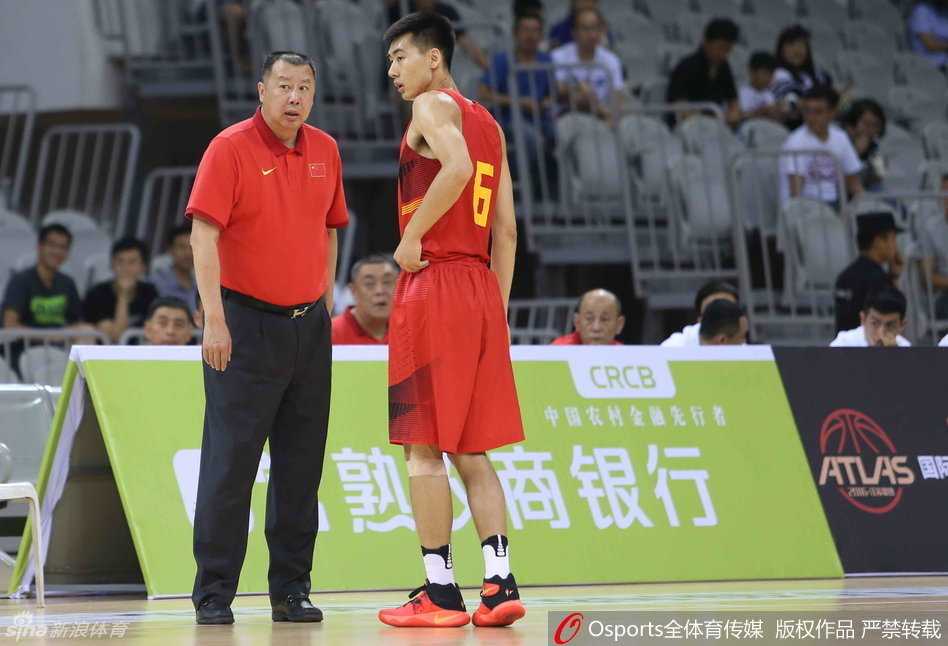 常熟中欧对抗赛激战正酣,国奥青年军胡金秋方硕领衔刮起青春风暴 方硕面对防守球员,自信地运球观察,准备寻找队友的跑位或随时启动突破,眼神中透露着指挥官的沉稳。