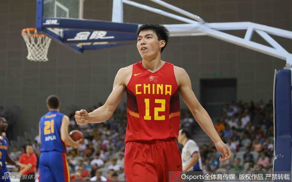 常熟中欧对抗赛激战正酣,国奥青年军胡金秋方硕领衔刮起青春风暴 胡金秋在队友的掩护下,迅速空切至篮下准备接球,格鲁吉亚防守球员奋力贴防却依然无法阻挡他的前进路线。