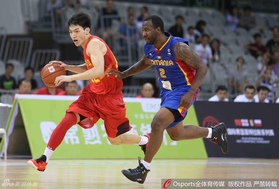 常熟中欧对抗赛激战正酣,国奥青年军胡金秋方硕领衔刮起青春风暴 胡金秋在格鲁吉亚球员的严密包夹下,毫无惧色,高高跃起强行上篮,展现出了年轻内线的强硬与果敢。