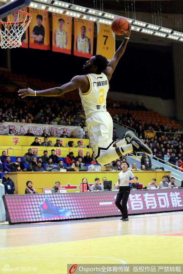 常规赛收官战精彩纷呈 本土外援齐献火爆时刻 唐正东防守时突然朝霍尔曼手中的球吹气,霍尔曼一脸茫然呆立原地