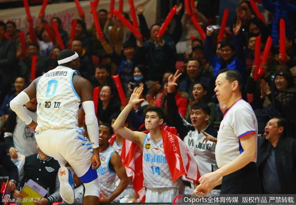 常规赛收官战精彩纷呈 本土外援齐献火爆时刻 布莱切篮下强打造杀伤,怒吼庆祝霸气外露,队友纷纷上前击掌